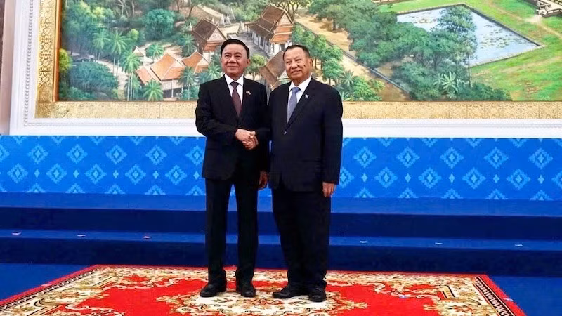 Постоянный член Секретариата ЦК КПВ Чан Кам Ту и Постоянный член Постоянного комитета ЦК Народной партии Камбоджи Сай Чхум. Фото: Динь Чыонг