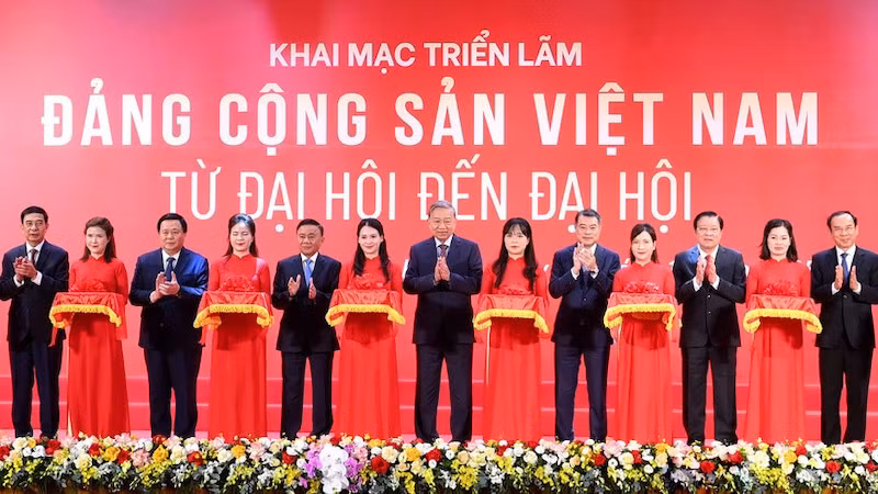 Генеральный секретарь ЦК КПВ То Лам и руководители Парти и Государства на церемонии открытия выставки. Фото: Данг Кхоа