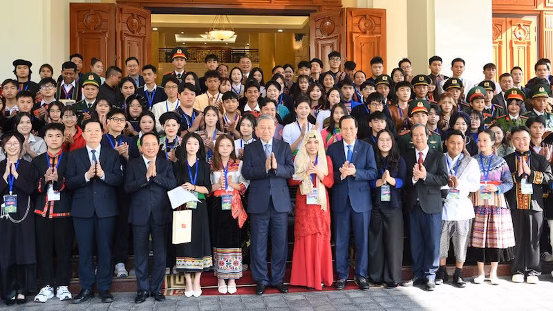 Генеральный секретарь ЦК КПВ То Лам и делегаты встречи. Фото: Данг Кхоа