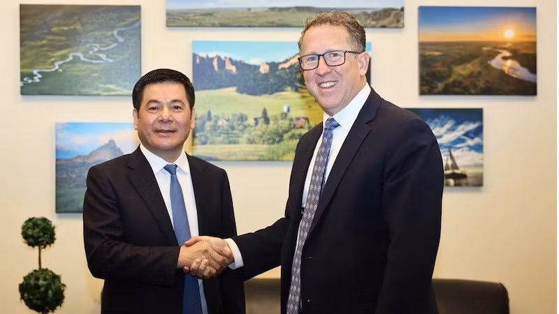 Министр промышленности и торговли Нгуен Хонг Зиен и конгрессменом Адриан Смит. Фото: moit.gov.vn 