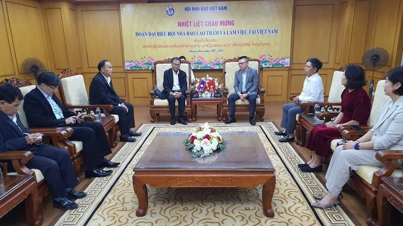 Председатель Союза журналистов Вьетнама Ле Куок Минь принимает делегацию. Фото: ВИА