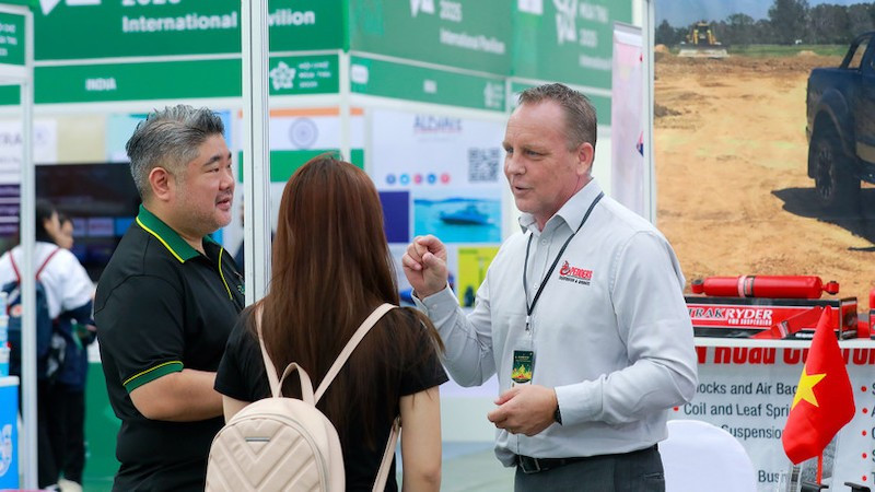 Господин Майкл Грейс, генеральный директор компании Pedders Suspensions & Brakes (Австралия), принимает участие в ярмарке с целью расширения производства во Вьетнаме. Фото: ВИА