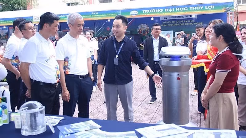 Выставка «Продукция науки, технологий и инноваций» в рамках Всемирного дня интеллектуальной собственности (26 апреля 2025 года). Фото: hanoimoi.vn 