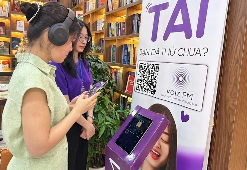 Развитие технологий делает книги мультимедийными и доступными читателям по всей стране, формируя новые привычки чтения в духе современных тенденций. Фото: vov.vn