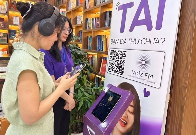 Развитие технологий делает книги мультимедийными и доступными читателям по всей стране, формируя новые привычки чтения в духе современных тенденций. Фото: vov.vn