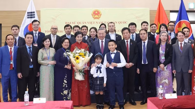 Генеральный секретарь ЦК КПВ То Лам с супругой Нго Фыонг Ли и сотрудники Посольства, представители сообщества вьетнамцев в Республике Корея. Фото: ВИА