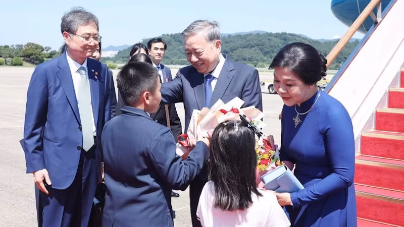 Генеральный секретарь ЦК КПВ То Лам с супругой Нго Фыонг Ли прибыл в аэропорт Соннам в Сеуле. Фото: ВИА