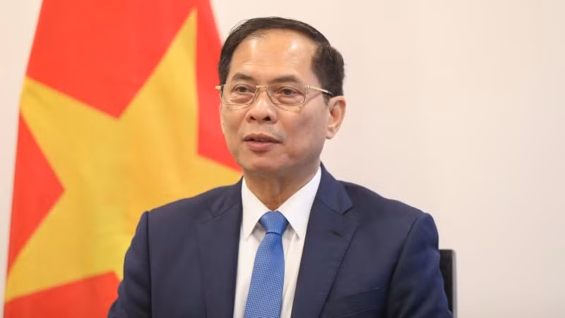 Вице-премьер, Министр иностранных дел Вьетнама Буй Тхань Шон.
