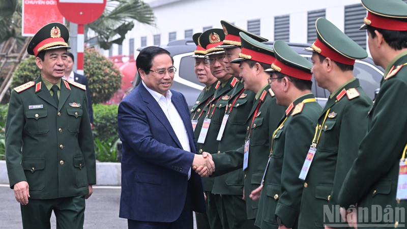 Премьер-министр Фам Минь Тьинь и руководство Военной телекоммуникационной и промышленной группе (Viettel). Фото: Чан Хай