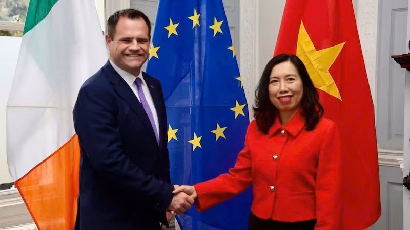 Заместитель министра иностранных дел Ле Тхи Тху Ханг и Государственный министр в Министерстве иностранных дел и торговли Ирландии Нил Ричмонд. Фото: baoquocte.vn