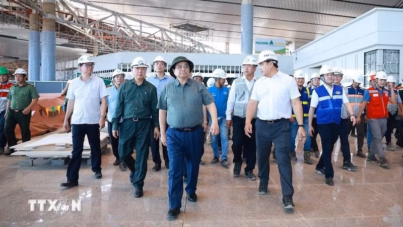 Премьер-министр Фам Минь Тьинь проверяет ход строительства международного аэропорта Лонгтхань. Фото: ВИА