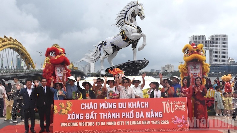 Пассажиров и экипаж встретили праздничным танцем льва и традиционными красными конвертами «ли си». Фото: Ань Дао