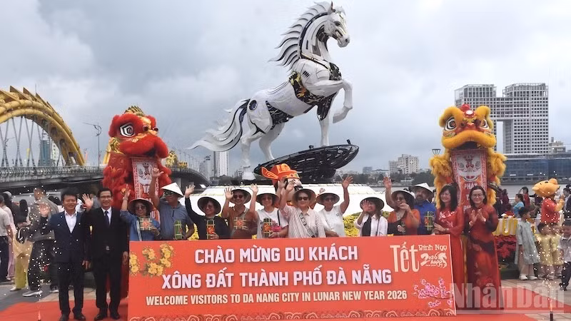 Пассажиров и экипаж встретили праздничным танцем льва и традиционными красными конвертами «ли си». Фото: Ань Дао