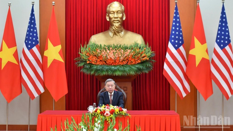 Генеральный секретарь ЦК КПВ То Лам во время телефонного разговора с Президентом США Дональдои Трампом (ноябрь 2024 г.). Фото: Данг Кхоа