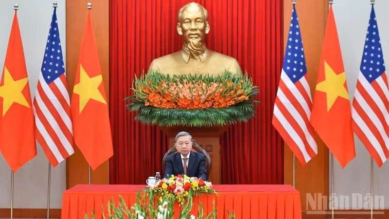 Генеральный секретарь ЦК КПВ То Лам во время телефонного разговора с Президентом США Дональдои Трампом (ноябрь 2024 г.). Фото: Данг Кхоа