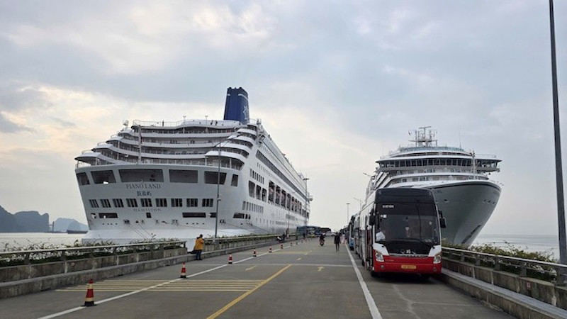 Круизные лайнеры Seabourn Encore и Piano Land пришвартовались в порту Халонг.