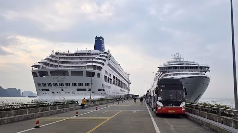 Круизные лайнеры Seabourn Encore и Piano Land пришвартовались в порту Халонг.