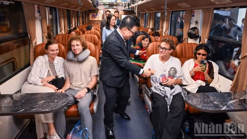 «Поезд счастья» в новогоднюю ночь – это путешествие, наполненное счастьем. Фото: Тхань Дат