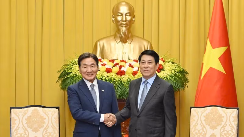 Президент Лыонг Кыонг и специальный посланник Президента Республики Корея Пак Чан Даль.