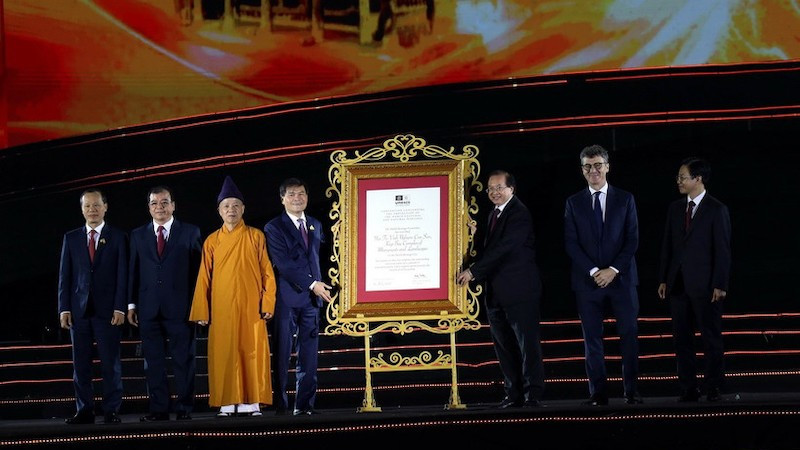 Замминистра культуры, спорта и туризма Та Куанг Донг вручает провинциям Куангнинь, Бакнинь и городу Хайфон свидетельство о признании комплекса памятников и достопримечательностей Йенты-Виньнгием-Коншон, Киепбак объектом всемирного культурного наследия. Фото: ВИА