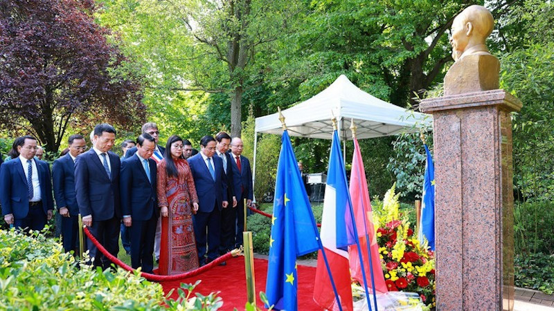 Премьер-министр Фам Минь Тьинь с супругой и делегаты почитают память Президента Хо Ши Мина. Фото: ВИА