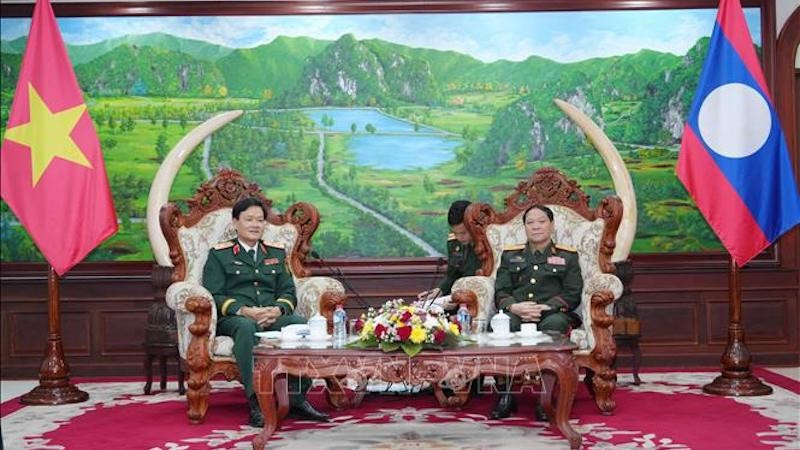 Начальник Департамента пропаганды и просвещения Главного политического управления генерал-лейтенант Нгуен Ван Дык и Замминистра обороны, начальник Главного политического управления Народной армии Лаоса генерал-лейтенант Вонгсон Инпанфим. Фото: ВИА 