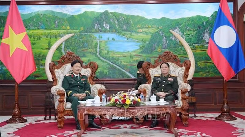 Начальник Департамента пропаганды и просвещения Главного политического управления генерал-лейтенант Нгуен Ван Дык и Замминистра обороны, начальник Главного политического управления Народной армии Лаоса генерал-лейтенант Вонгсон Инпанфим. Фото: ВИА 