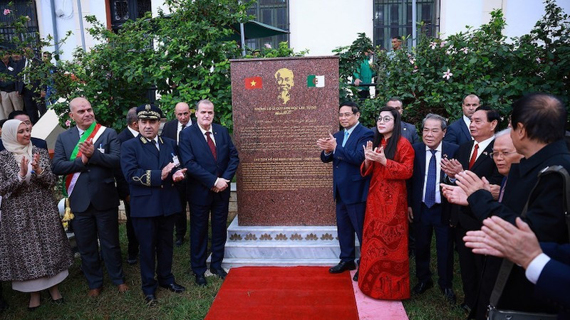 Премьер-министр Фам Минь Тьинь и его супруга вместе с руководством Алжира на церемонии открытия памятного камня в честь Президента Хо Ши Мина в городе Алжир. Фото: ВИА