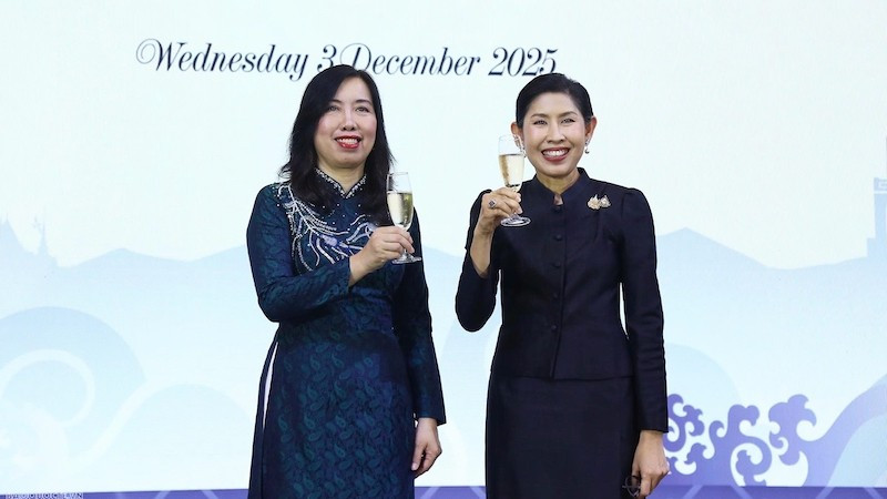 Замминистра иностранных дел Ле Тхи Тху Ханг и Посол Таиланда во Вьетнаме Уравади Срифиромия. Фото: baoquocte.vn