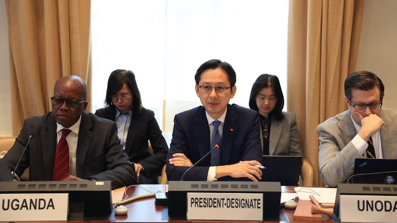 Посол До Хунг Вьет выступает на консультациях. Фото: ВИА