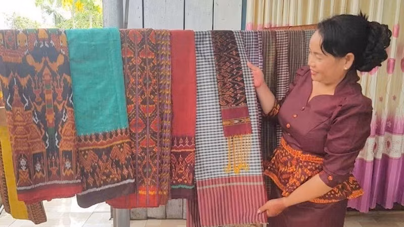 Госпожа Неанг Чань Ти, руководитель кооператива по ткачеству парчи народности Кхмер Ванзяо (община Анкы, провинция Анзянг), представляет уникальные изделия ремесленной деревни. Фото: dantocmiennui.baotintuc.vn