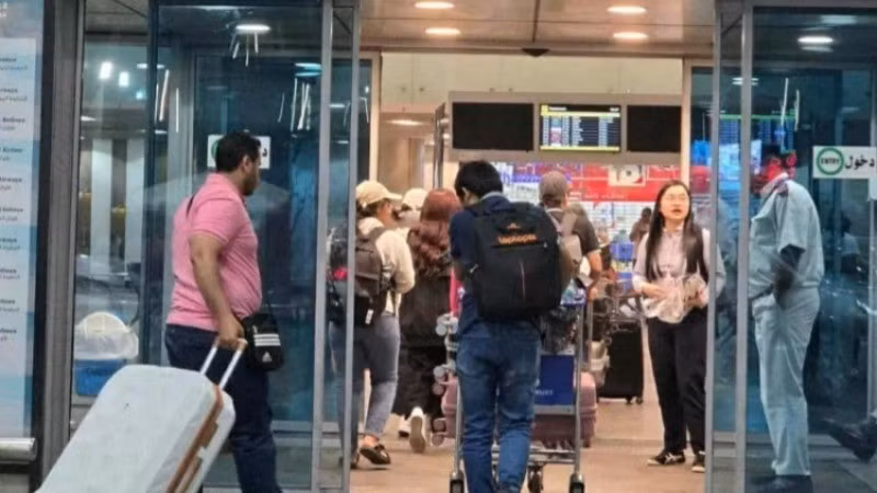 Группа вьетнамских граждан в аэропорту в Каире (Египет). Фото: Посольство Вьетнама в Израиле)