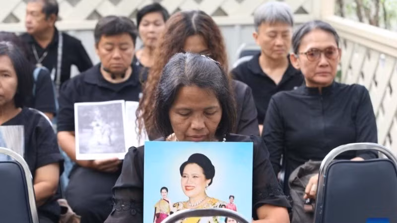 Жители Бангкока почитают память королевы-матери Сирикит. Фото: Синьхуа