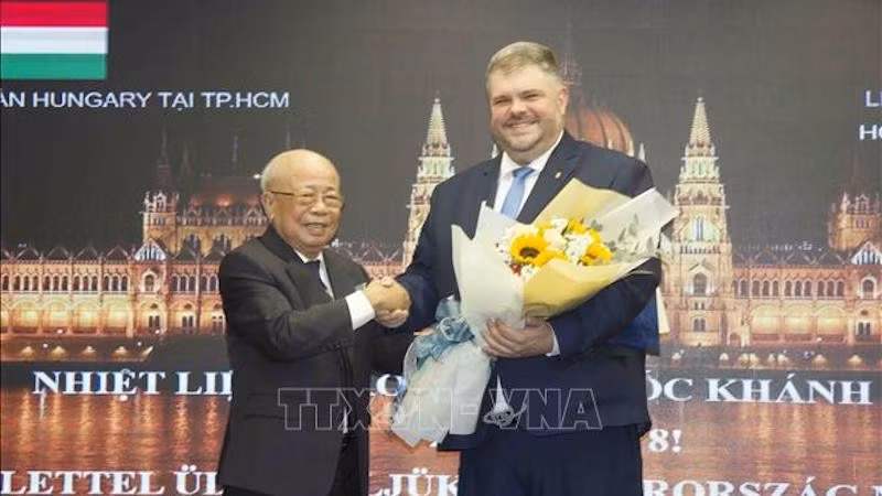 Председатель Общества вьетнамско-венгерской дружбы г. Хошимина Ле Минь Чиет и Генеральный консул Венгрии в г. Хошимине Лехоц Габор. Фото: ВИА