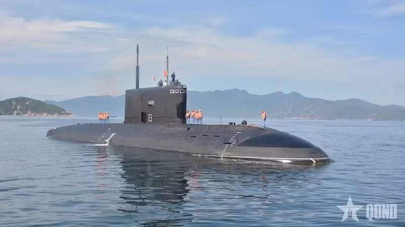 Подводная лодка Военно-морского флота России прибыла в порт Камрань. Фото: qdnd.vn