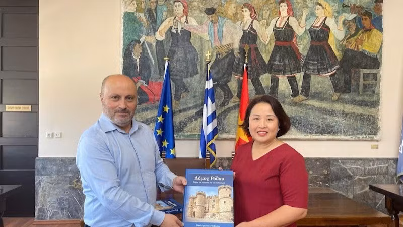 Посол Вьетнама в Греции Фам Тхи Тху Хыонг и заместитель мэра острова Родос. Фото: Посольство Вьетнама в Греции