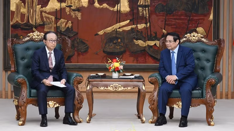 Премьер-министр Фам Минь Тьинь и генеральный директор финансовой группы Японии MUFG Хиронори Камэдзава. Фото: Чан Хай