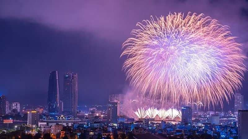 Международный фестиваль фейерверков в Дананге привлекает большое количество туристов.