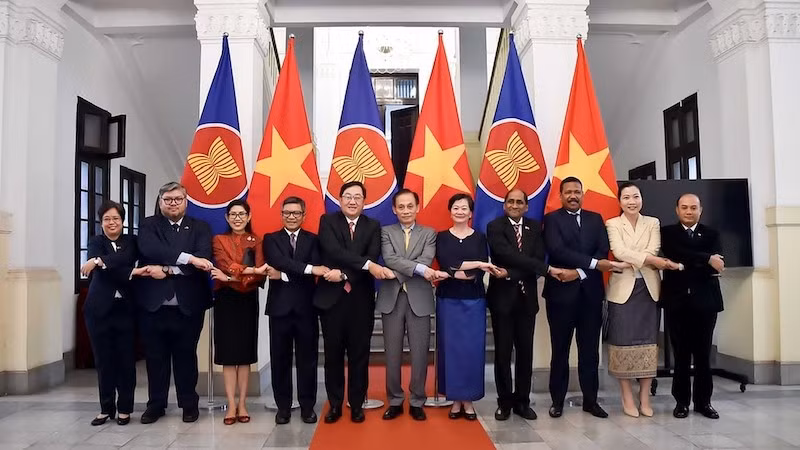 И.о. Министра иностранных дел Ле Хоай Чунг и послы, временные поверенные в делах стран АСЕАН и Тимора-Лешти. Фото: baoquocte.vn