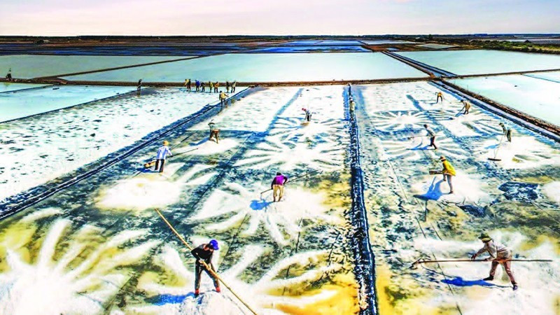 Cолевары общины Лонгдиен занимаются сбором соли. Фото: PTC