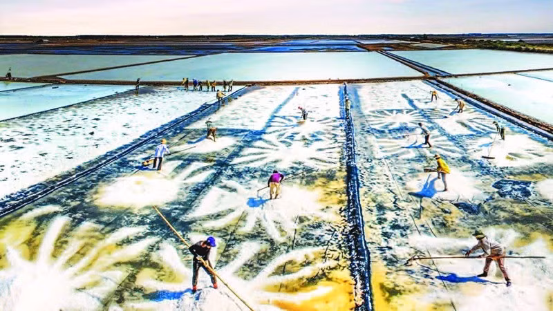 Cолевары общины Лонгдиен занимаются сбором соли. Фото: PTC