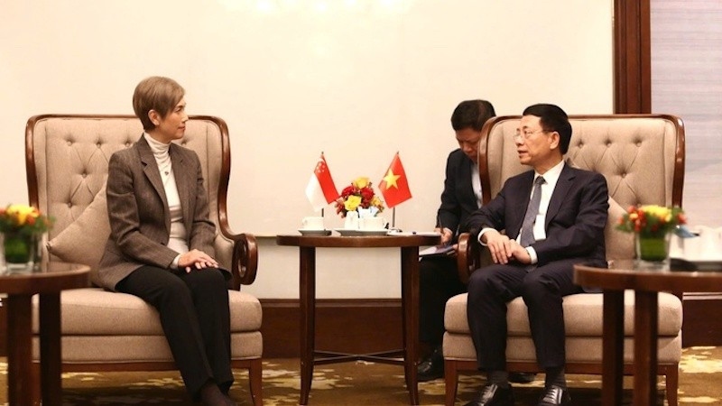 Министр науки и технологий Вьетнама Нгуен Мань Хунг и Министр цифрового развития и информации Сингапура Жозефина Тео. Фото: mst.gov.vn