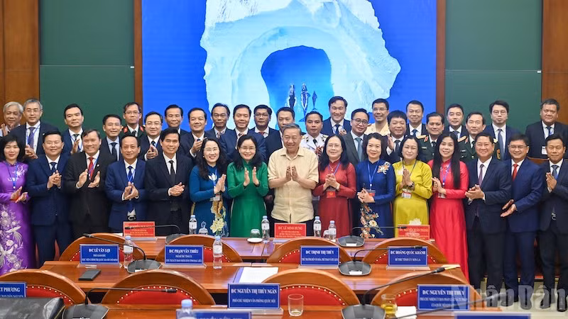 Генеральный секретарь ЦК КПВ То Лам и учащиеся учебного класса. Фото: Зюи Линь
