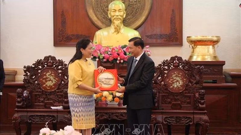 Председатель Народного комитета города Кантхо Чан Ван Лау и Генеральный консул Таиланда в г. Хошимине Вирака Мудхитапорн. Фото: ВИА