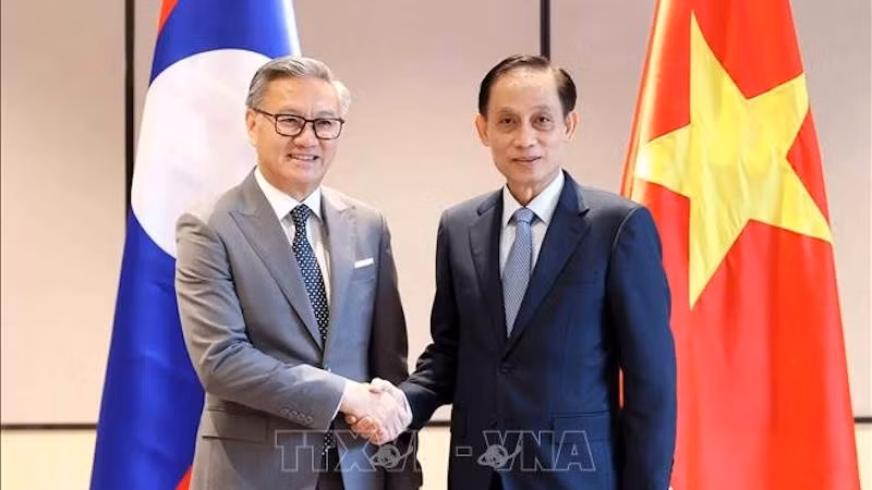Министр иностранных дел Ле Хоай Чунг и Министр иностранных дел Лаоса Тхонгсаван Фомвихан. Фото: ВИА