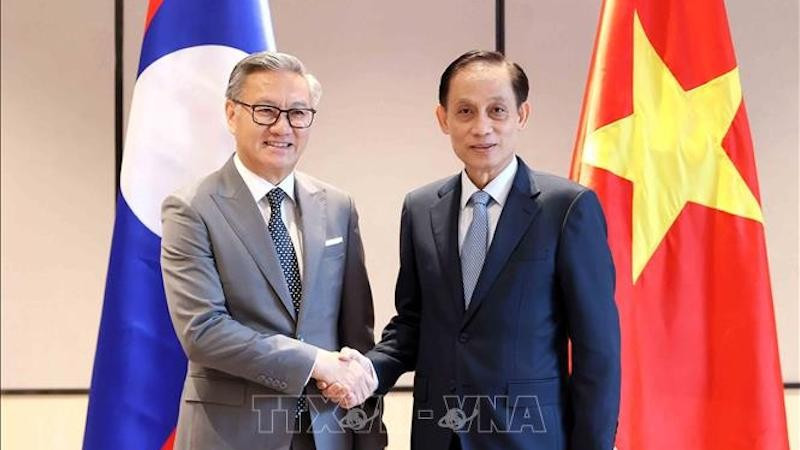 Министр иностранных дел Ле Хоай Чунг и Министр иностранных дел Лаоса Тхонгсаван Фомвихан. Фото: ВИА