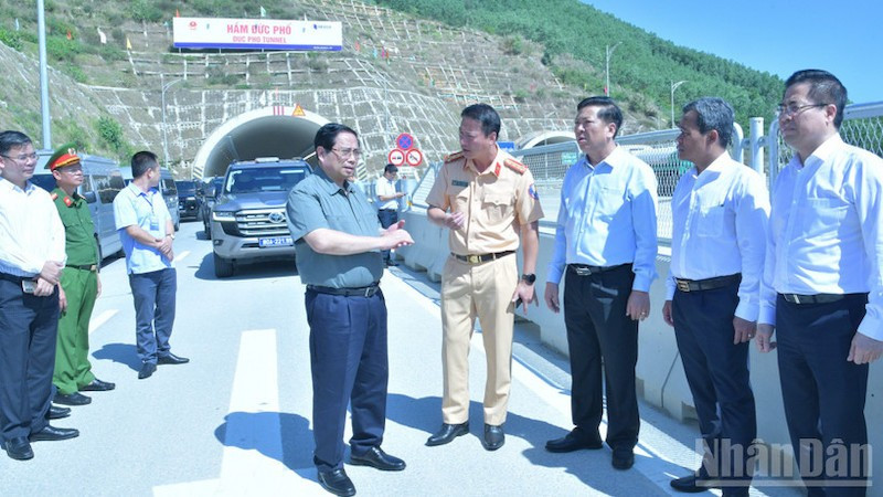 Премьер-министр Фам Минь Тьинь проверяет ход реализации проект скоростной автомагистрали Куангнгай – Хоайньон на участке, проходящем через тоннель Дыкфо. Фото: Тхань Зянг