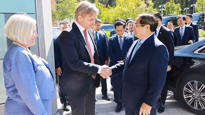 Премьер-министр Фам Минь Тьинь посещает Уппсальский университет. Фото: ВИА