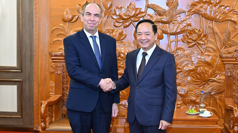 Глава Отдела ЦК КПВ по пропаганде, политическому воспитанию и работе с народными массами Чинь Ван Кует и Посол Кубы во Вьетнаме Рохелио Поланко Фуэнтес. Фото: Тхюи Нгуен