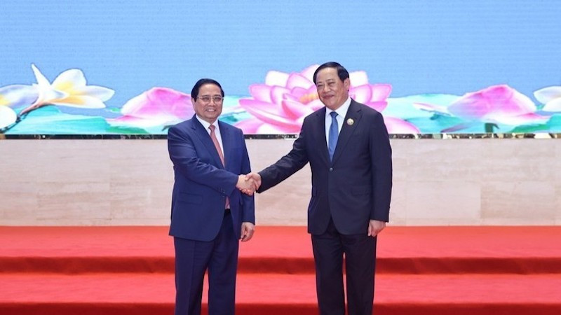 Премьер-министр Фам Минь Тьинь и Премьер-министр Лаоса Сонексай Сипхандон. Фото: VGP